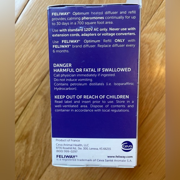 White Cat with Plush Fur and Striking Eyes - Picture 2 of 6